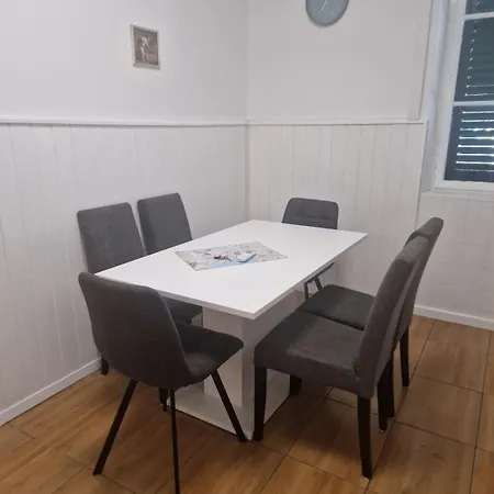 Pape Apartment *