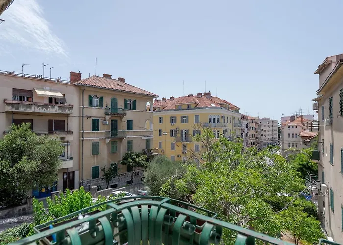 Pape Apartment Split